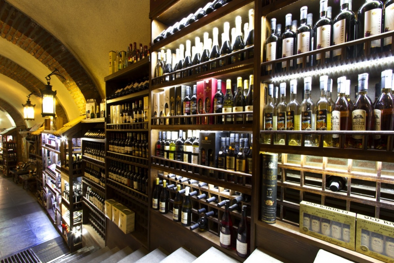 bar-LA ROQUETTE SUR SIAGNE-min_world_street_travel_shop_canon_georgia_wine_bottles-429767